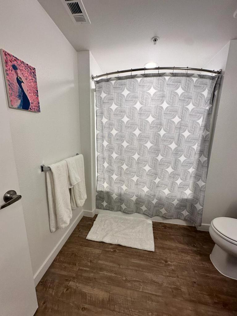 Universal 10 Min Drive Free Parking And Wifi Appartamento *
